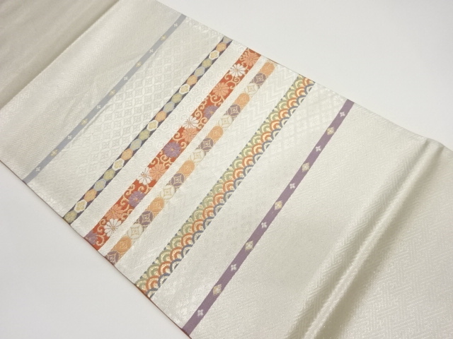 横段に花唐草・古典柄模様織出し袋帯